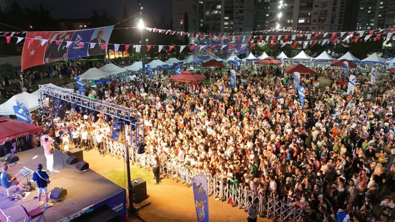 YÜREĞİR 2. ÇOCUK FESTİVALİ’NDE BİNLERCE ÇOCUK DOYASIYA EĞLENDİ